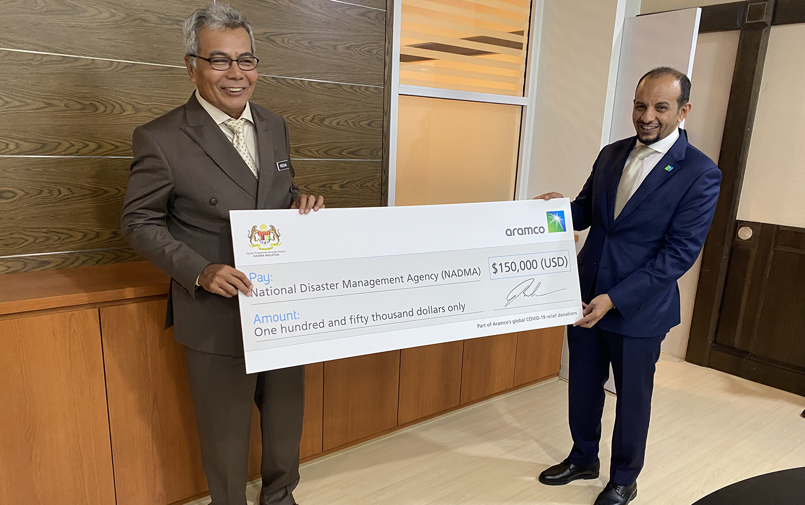 YB Datuk Seri Mohd Redzuan Md Yusof, Minister in the Prime Minister’s Department for Special Functions (representing NADMA) receiving the donation cheque from Mr Saad Al-Qahtani, Managing Director of Aramco Malaysia.