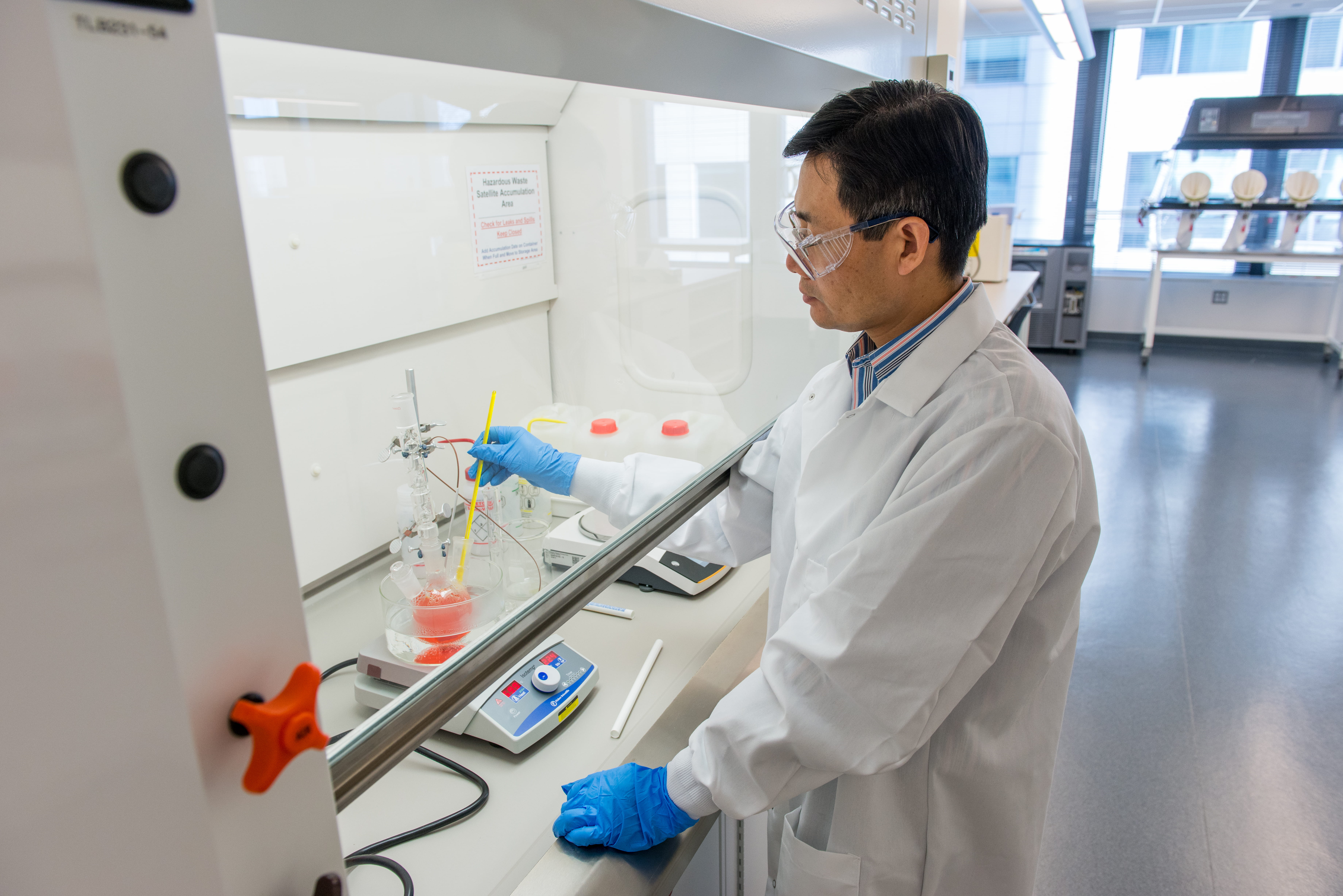 Male technician performing an experiment at our Aramco Research Center in Boston.